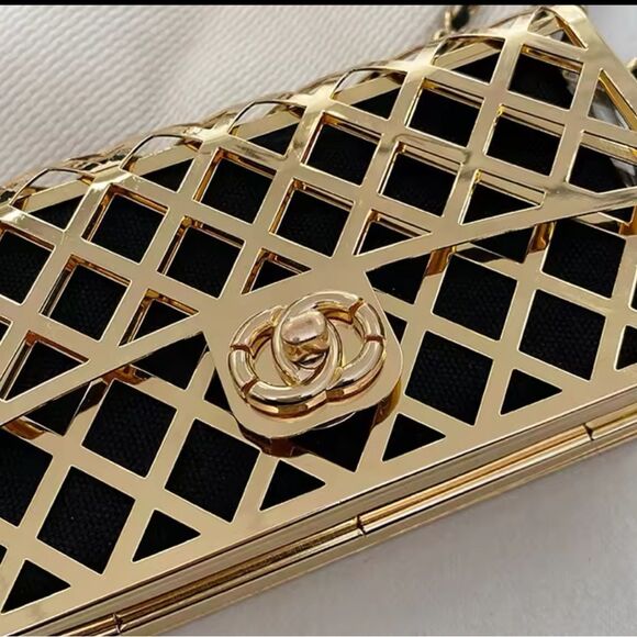 Elegant Metallic Frame Crossbody Bag - Picture 6 of 17